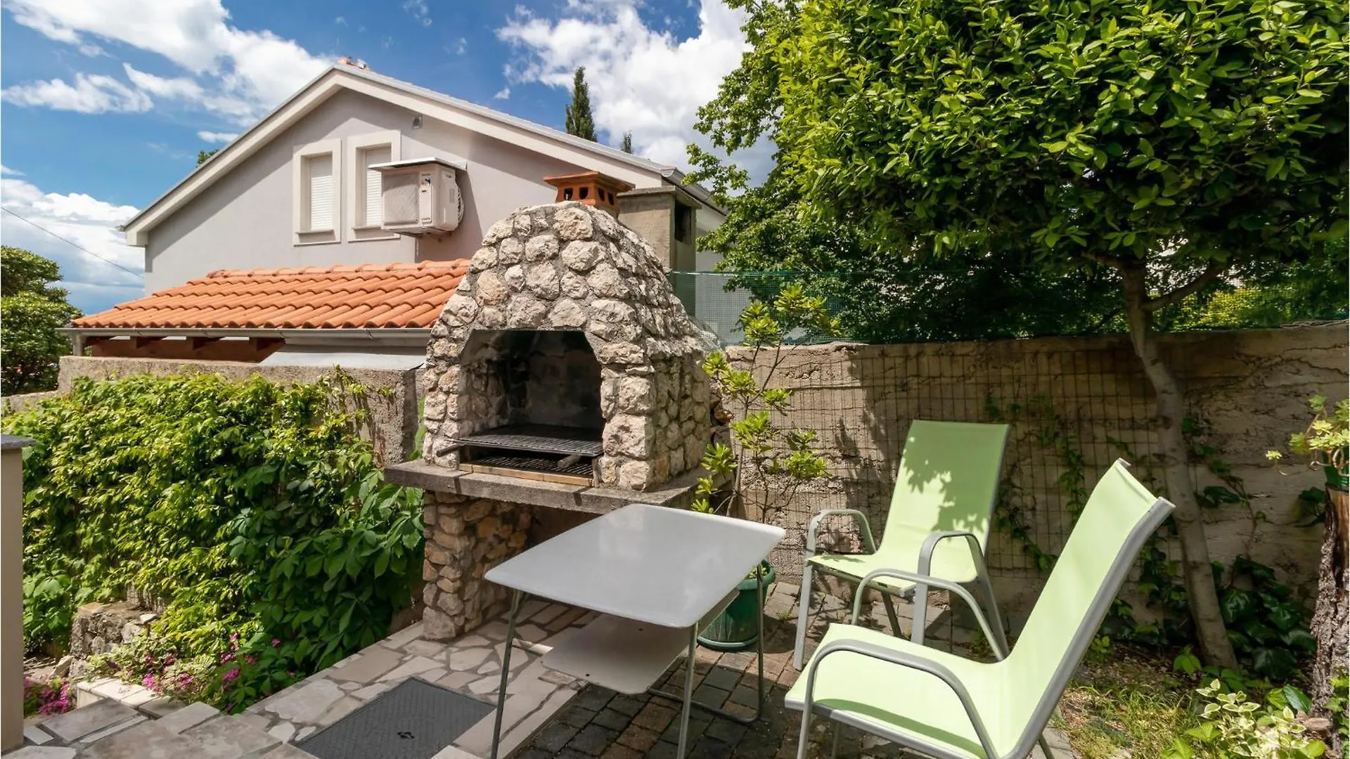 Cozy Apartment In Dramalj With House Sea View Kroatië